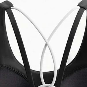 Débardeur de sport noir pour femme, coupe ajustée, col rond, sans manches, extensible, avec bretelles croisées, pour l'entraînement et le fitness - Product Image 4