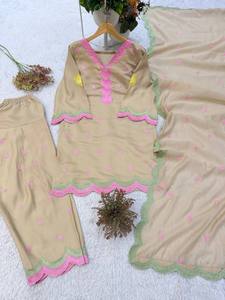 Conjunto Indio-Pakistaní Bordado en Rosa Beige, Túnica Ligera, Pantalones Palazzo y Dupatta de Tela de Red, para Fiestas y Bodas - Product Image 5