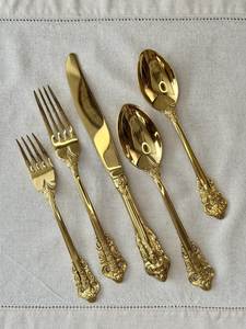 Ensemble de couverts plaqués or élégants, finition miroir haute brillance, résistant à la rouille, pour les dîners de mariage et les réceptions - Product Image 1