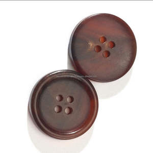 Botón de cuerno de búfalo redondo de 4 agujeros hecho a mano con forro negro marrón de la India por Tayyab Handicraft - Product Image 6