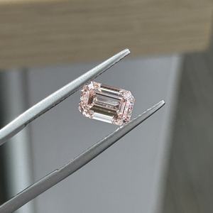 เพชรเม็ดเดี่ยวทรงเหลี่ยมมรกต 1.8 กะรัต HPHT CVD เพาะเลี้ยงในห้องปฏิบัติการ ได้รับการรับรองจาก IGI ความใส VVS สี D สำหรับเครื่องประดับ - Product Image 1