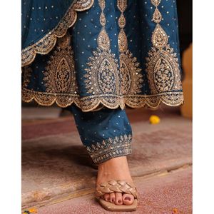 Robe trapèze faite main par un créateur, avec imprimé floral, pantalon et dupatta, magnifique tenue de soirée avec taille naturelle - Product Image 2