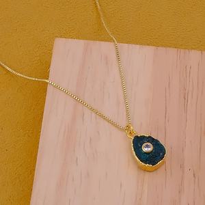 Collier tendance en émeraude teinte brute, plaqué or brut, fait main en laiton, pierre de naissance de mai, vente en gros - Product Image 1