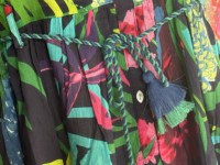 Robe longue décontractée bohème en coton 100% à motif floral abstrait, manches évasées, taille naturelle, ourlet plissé, boutonnée sur le devant, col mandarin
