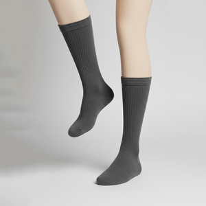 Chaussettes hautes unies grises côtelées en tricot respirant pour adultes, usage quotidien, Harry Johnson Production 2026 - Product Image 6