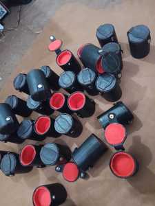 Gobelet à dés rond personnalisé en plastique avec shaker en cuir et verre pour jeux de société - Product Image 5