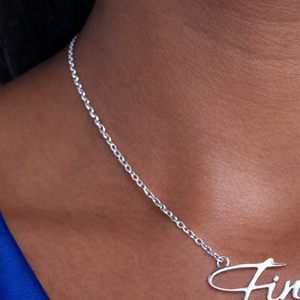 Collar con Nombre en Caligrafía Finera, Colgante Minimalista con Cadena, Joyería Griega Dorada/Plateada, Regalo Elegante y Personalizado para Mujer - Product Image 3