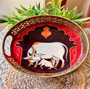 Elegante bandeja redonda de metal rojo para servir, adornada con un divino motivo de vaca y ternero, disponible a precios de mayorista. - Product Image 1