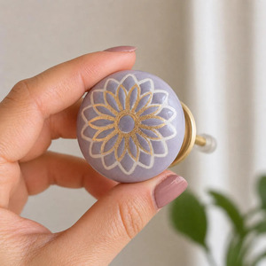 Poignée de meuble décorative SHUBHAM en céramique moderne à motif floral, bouton de tiroir vintage violet pour la maison - Product Image 1