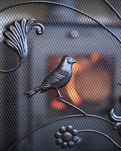 Mampara Metálica para Chimenea Botanical Aviary, de Tres Paneles Plegables, Malla Fina, Protector de Chispas, Barrera de Seguridad Decorativa para Chimenea - Product Image 2