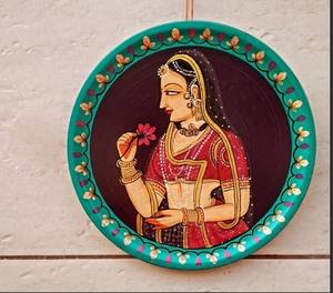 Assiette murale ronde en bois Art Déco d'art populaire du Rajasthan pour anniversaire et mariage - Product Image 2