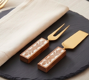 Elegante Juego de Cuchillos para Queso Dorados con Mangos Florales de Madera, Aptos para Lavavajillas, Cubiertos para Fiestas y Eventos - Product Image 3