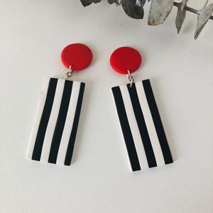 Boucles d'oreilles en résine légères, fabriquées à la main avec un polissage lisse, design tendance, qualité durable pour les bijoux de mode, accessoires en cristal - Product Image 1
