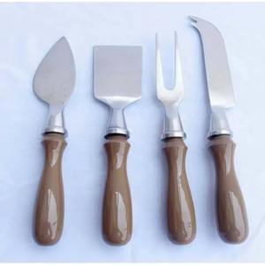 Elaborado con acero pulido y madera, este juego de cuchillos para queso aporta una sofisticación atemporal a cualquier mesa. - Product Image 5