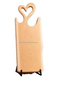 Planche à charcuterie moderne en chêne naturel durable avec poignée en forme de cœur, planche de service en bois pour fromages, viandes, collations et usage en cuisine - Product Image 3