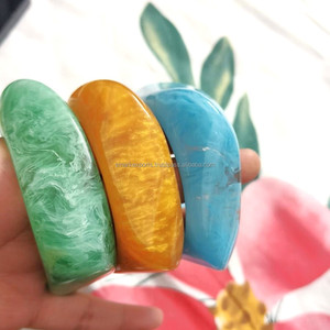 Bracelet manchette carré en résine polie fait main, élégant et tendance, motif ange 3D, pour femmes et jeunes filles - Product Image 6