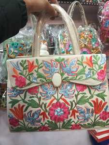 El bolso de mano hecho a medida se elabora con habilidad, fusionando la artesanía tradicional con la estética del diseño moderno. - Product Image 6