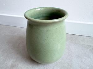 Jarrón de Cerámica Verde Esmeralda de Lujo con Diseño de Cuello Alto y Acampanado, Acabado Brillante y Aspecto Impresionante para Interiores Elegantes - Product Image 6