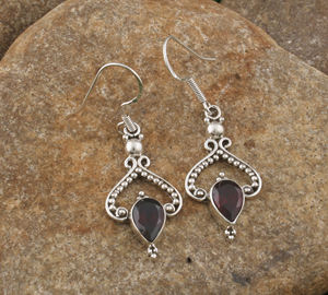 Boucles d'oreilles pendantes en grenat rouge naturel, argent sterling 925, faites à la main, pierre précieuse rouge foncé, bijoux de luxe pour les fêtes, cadeau pour elle - Product Image 3