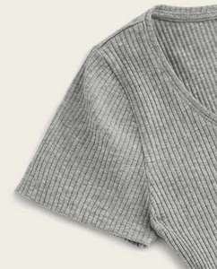 Vente en gros de crop tops pour femmes, manches courtes, tricotés, couleur unie, décontractés, personnalisables OEM ODM, vêtements de mode d'été - Product Image 3