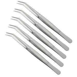 Pince médicale/chirurgicale en acier inoxydable tenue par une main avec de longs ongles rouges vibrants et soignés. L'instrument présente une précision - Product Image 4