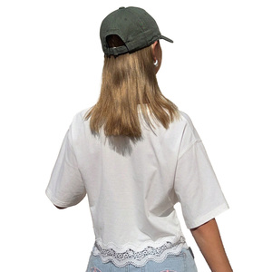 เสื้อเชิ้ตผู้หญิงปักลายลูกไม้ขอบผ้าขนหนูแบบใหม่ เสื้อครอปท็อปแขนสั้นคอวีแบบสวมใส่สบายสำหรับฤดูใบไม้ผลิและฤดูร้อน รับปักโลโก้ตามสั่ง - Product Image 2