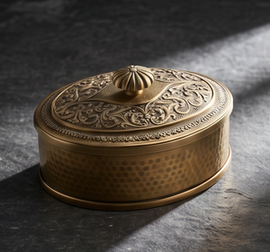 Caja de metal dorada con relieve ornamentado para frutos secos, contenedor de lujo para dátiles, lata decorativa con perilla estriada para regalo, ideal para fiestas y eventos. - Product Image 2