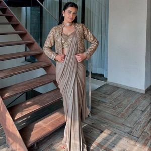 Conjunto de lehenga y sari de seda elegante y de primera calidad con chaqueta bordada y blusa cosida a precio mayorista de Royal Export - Product Image 6