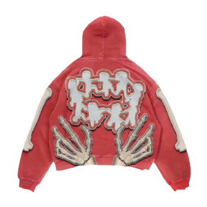 Sweat à capuche rouge artistique pour homme avec motif graphique superposé au dos, esthétique streetwear audacieuse, pièce remarquable, style urbain créatif - Product Image 3