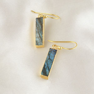 Boucles d'oreilles hypoallergéniques en labradorite naturelle multicolore, forme barre, laiton plaqué or 18 carats, légères, pour un usage quotidien. - Product Image 3