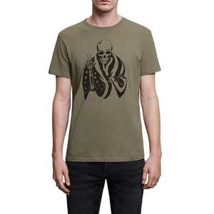Camiseta de manga corta verde oliva para hombre con estampado de calavera y bandera, cuello redondo, corte regular, estilo casual, tejido jersey, 100% algodón - Product Image 6