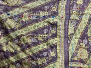 Proveedor Mayorista de Mantas Kantha Vintage Hechas a Mano para Decoración Bohemia del Hogar y Edredones Reversibles Sostenibles - Product Image 4