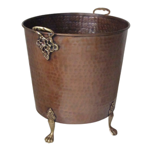 Maceta de cobre martillado con asas de latón y patas de garra, estilo rústico, para uso en interiores y exteriores, hecha a mano, en oferta. - Product Image 1