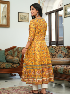Kurta Anarkali de Rayón Color Mostaza con Estampado Floral para Mujer, Cuello Redondo, Mangas Tres Cuartos, Diseñada para Uso Casual Étnico Global - Product Image 2