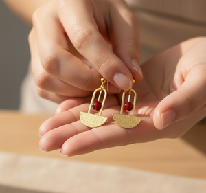 Pendientes de Aro Geométricos de Moda Hechos a Mano para Mujer, Diseño de Latón Estilo Linterna con Acento de Cuentas de Vidrio Rojas, Resistentes al Deslustre, Ideales para Fiestas - Product Image 5