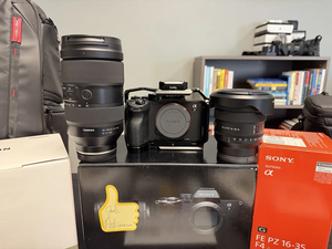 Appareil photo numérique hybride photo/vidéo (EF) A7 IV, excellent état, avec boîtes - Product Image 3