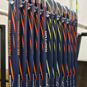 Palo de Hockey Personalizable Modelo 10040 con Carbono y Fibra de Vidrio, 40 Pulgadas, 510/530g de Peso, Logotipo e Impresión Personalizados - Product Image 1