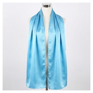 Écharpe longue en satin pour femme, bleu clair uni, accessoire de mode élégant, toutes saisons, doux pour la peau, 100% soie - Product Image 1