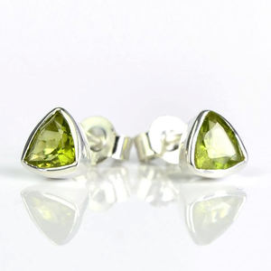Pendientes de Plata 925 con Peridoto en Forma de Tríguadrado |   Pendientes de Piedras Preciosas Hechos a Mano con Engaste de Bisel y Baño de Oro |   Proveedor de Joyería al por Mayor - Product Image 2