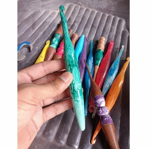 FAIZA CRAFT - Gancho de Ganchillo Moderno, Ecológico, de Resina Colorida, Hecho a Mano, de Alta Calidad, con Diseño Artístico Abstracto de Ángel - Product Image 2