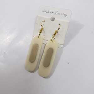 Pendientes de gota de pez de resina chapados en oro de 18 quilates, joyería elegante minimalista hecha a mano única, regalo de estilo de fiesta clásico para ella - Product Image 4