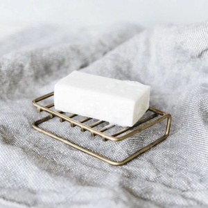 Porte-savon en métal à grille linéaire avec finition laiton antique et design de drainage surélevé pour une organisation élégante du comptoir de salle de bain - Product Image 2