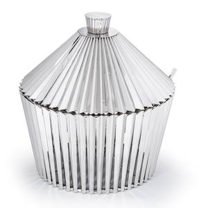 Plat de buffet moderne en argent plissé avec couvercle conique, décoré de bandes métalliques géométriques, idéal pour les hôtels, mariages et réceptions - Product Image 1