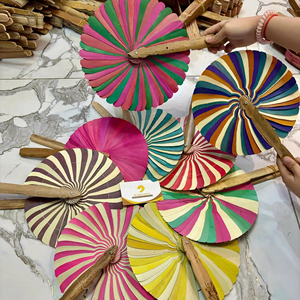 Abanico artesanal de hoja de palma de Vietnam con mango de bambú para grabado de logotipo promocional - Product Image 1