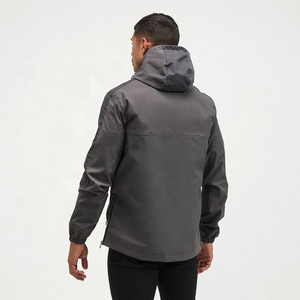 Veste softshell unisexe grise à capuche, résistante à l'eau, écologique, respirante, manches longues, pour la randonnée et les activités de plein air, coupe classique, taille normale - Product Image 2