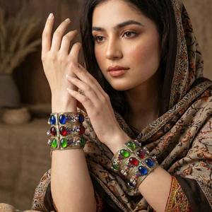 Bracelet classique afghan Kuchi avec anneaux métalliques entrelacés et pièces de monnaie traditionnelles gravées pour un style ethnique intemporel - Product Image 3