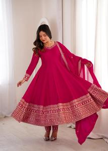 Robe Anarkali en soie Vichitra à fleurs épaisses avec broderie Dori Jari et travail de sequins, châle, dupatta et pantalon, ensemble entièrement cousu - Product Image 4