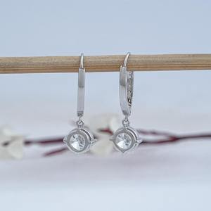 Pendientes Colgantes de Moissanita con Cierre de Palanca, Diseño de Corona con Pavé, Chapados en Plata de Ley, Románticos para Novia y Boda - Product Image 4