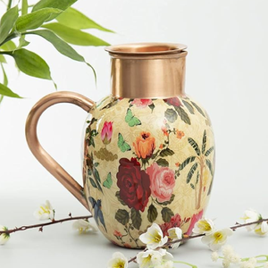 Carafe en cuivre rayée, polie et lisse, aux lignes minimalistes et à la texture fine. Disponible au prix de gros - Product Image 5