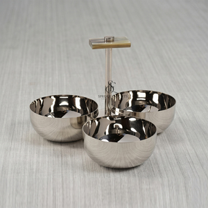 Cuenco de lujo de metal con 3 compartimentos y asa decorativa con diseño de cuerno. Plato de alta calidad para decoración de mesa y servicio de alimentos al por mayor - Product Image 1